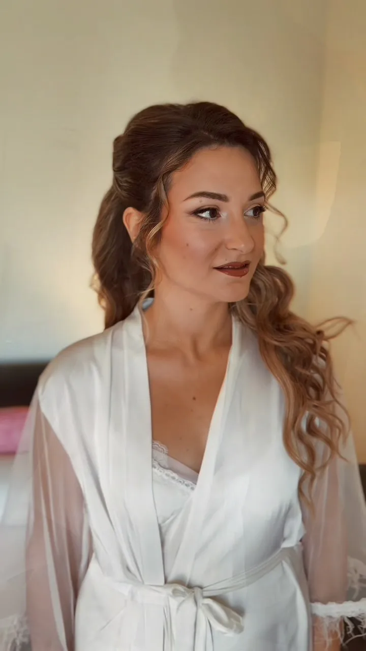 The moments before the “I do.🤍 Η προετοιμασία μιας νύφης κρύβει τις πιο όμορφες λεπτομέρειες. Η ηρεμία πριν από τη στιγμή, η δημιουργία του — Centro Hair & Beauty, Λάρισα